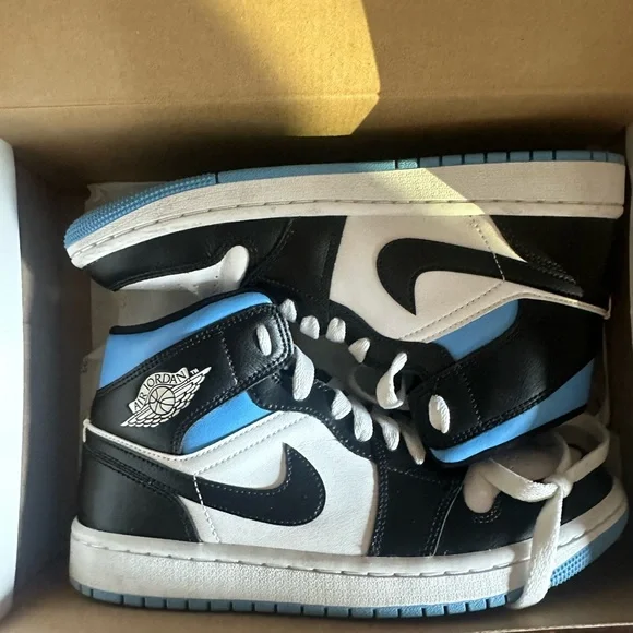 NIKE Jordan 1 Mid (university blue) WOMENS 7.5/ KIDS 5.5 - Picture 2 of 3